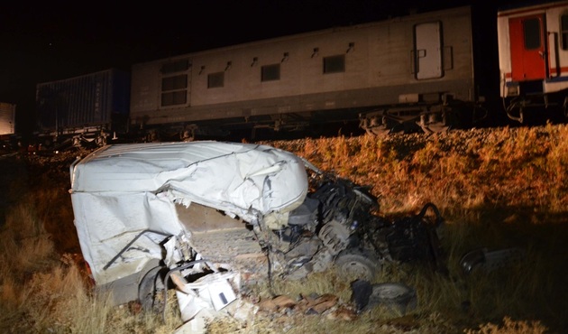Tren minibüse çarptı! Ölü ve yaralılar var...