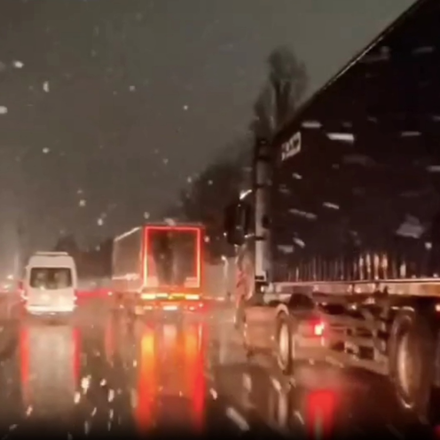 Meteoroloji günlerdir uyarıyordu! Kar İstanbul'a Hadımköy'den giriş yaptı! Lapa lapa yağıyor...