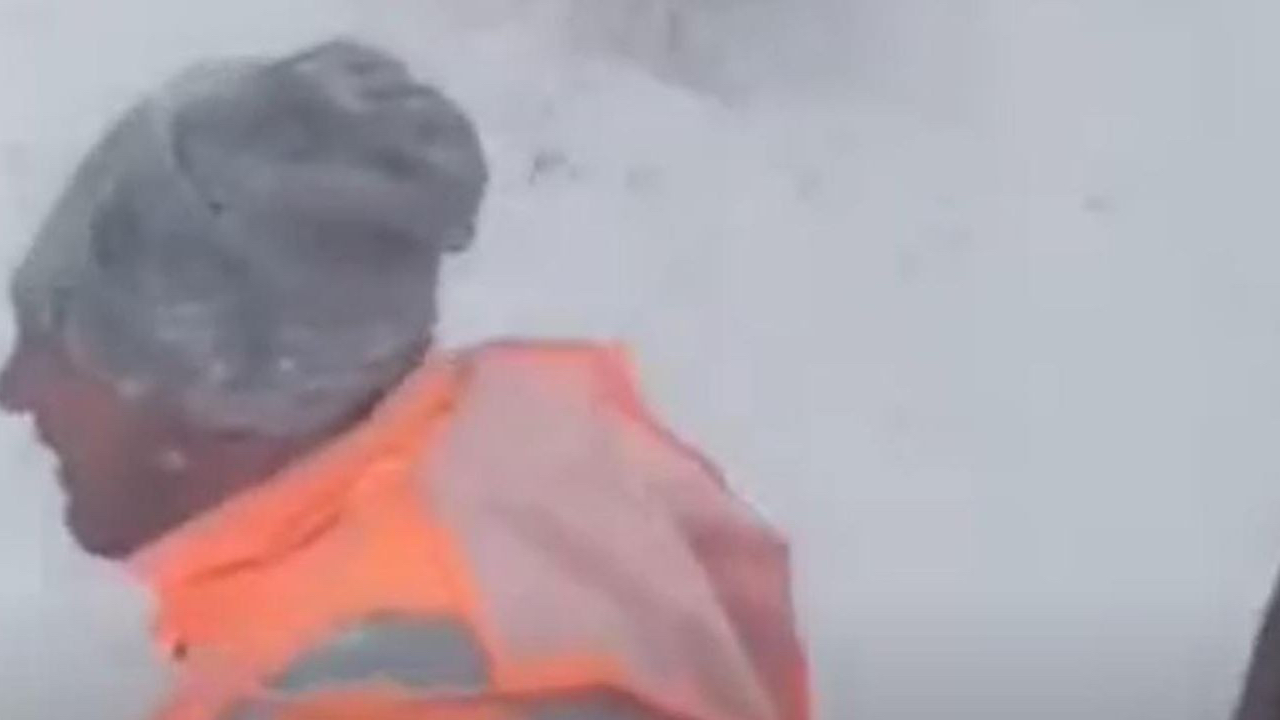Sahara Geçidi'nde çığ düştü! Ardahan Artvin yolunda iş makineleri karın altında kaldı