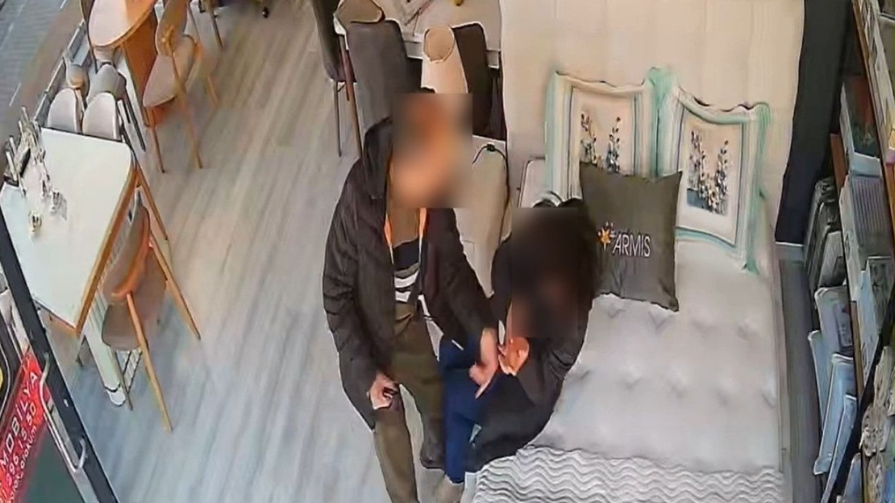 Samsun'daki mobilya mağazasında eşini döven şahıs kameraya yansıdı