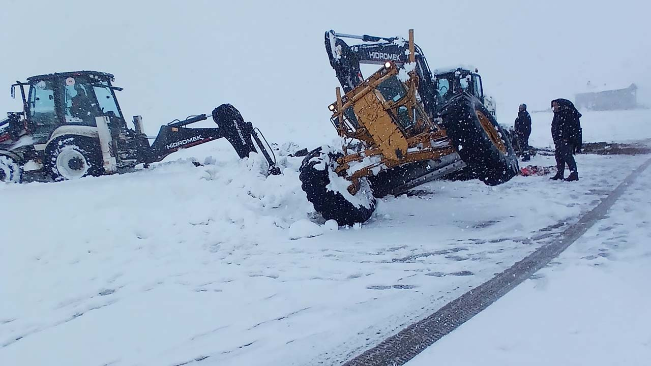 Bayburt'ta kar ve fırtına: Yolda kalan araçlar kurtarıldı