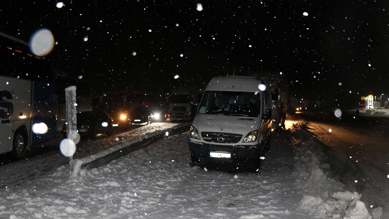 Kar ve tipi nedeniyle Erzincan ile çevre iller arası ulaşımda güçlük
