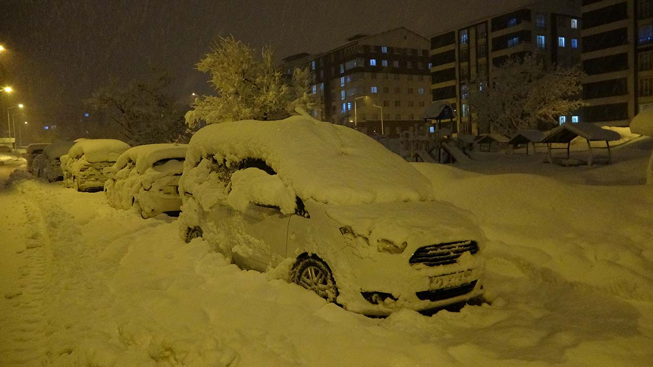 Bitlis'te kent merkezi beyaza büründü
