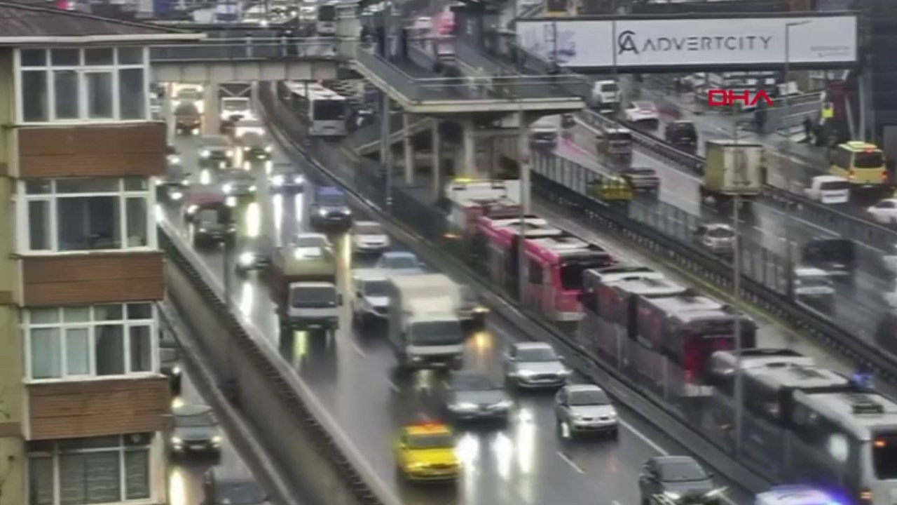 Avcılar'da metrobüsler birbirine girdi! Yaralılar var...