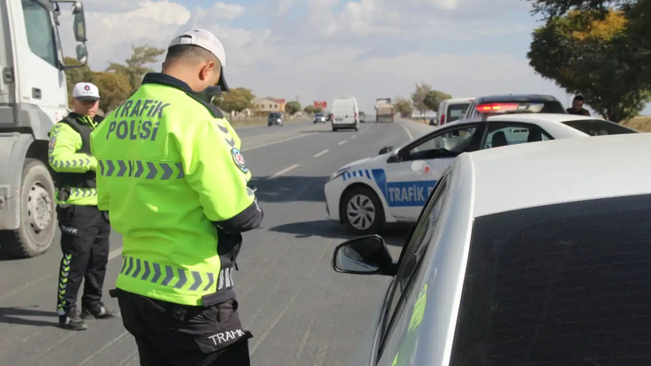 Trafik cezalarında tarihi artış! Alkollü yakalana 25 bin, sahte plakaya 140 bin, dur ihtarına uymayana 200 bin TL ceza geliyor