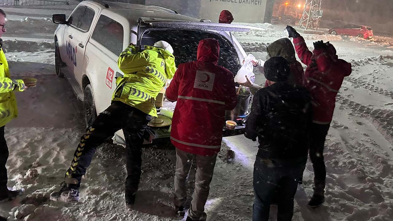 Karda yolda kalanlara Kızılay ve AFAD'dan kumanya