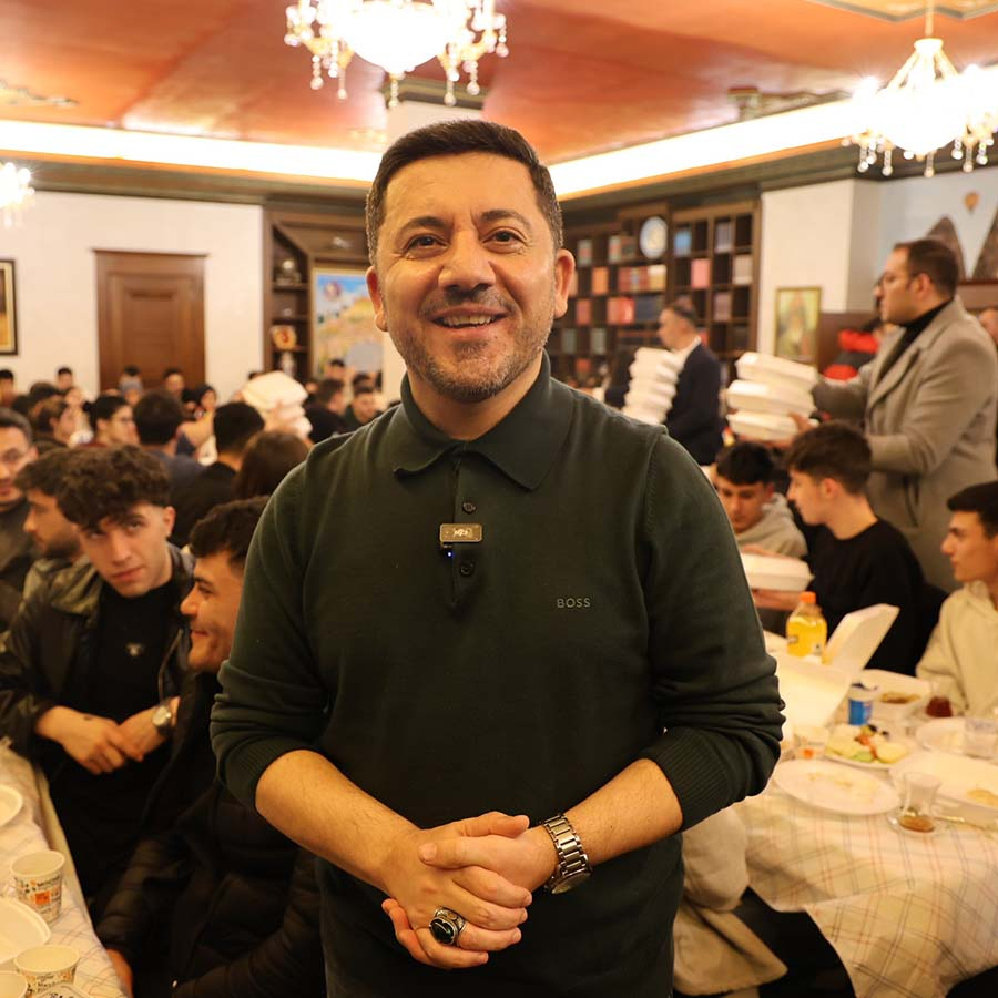 Nevşehir'de Rasim Arı ile makamda klasikleşen gelenek: Yaklaşık 250 gençle makam odasında sahur: "Gençlerimizle çok keyifli bir sahur yapıyoruz"