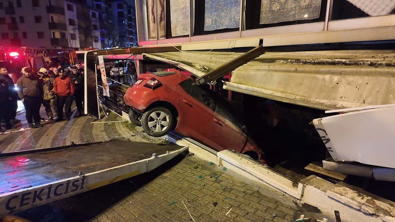 Yer Üsküdar: Virajı alamadı, iş yerine daldı