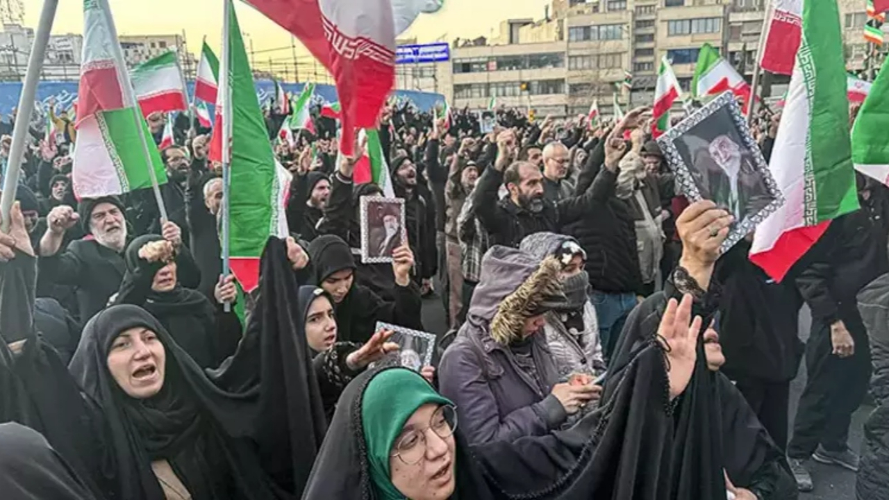 İran'da halk sokaklara indi! Hamaney'in ölümünden sonra Tahran'da neler yaşanıyor?