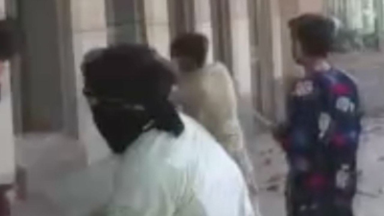 Pakistan ABD konsolosluğuna protesto: 9 kişi öldü