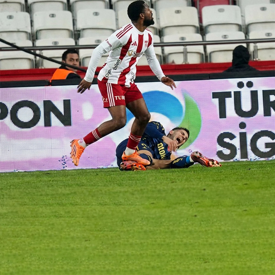 Fenerbahçe'de gündem Mert Müldür'ün penaltı pozisyonu