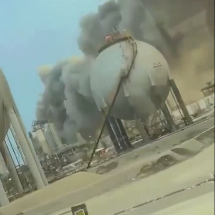 Dünyanın en büyüklerindendi... İran, Suudi Arabistan'daki petrol rafinerisini vurdu! O anlar kamerada...
