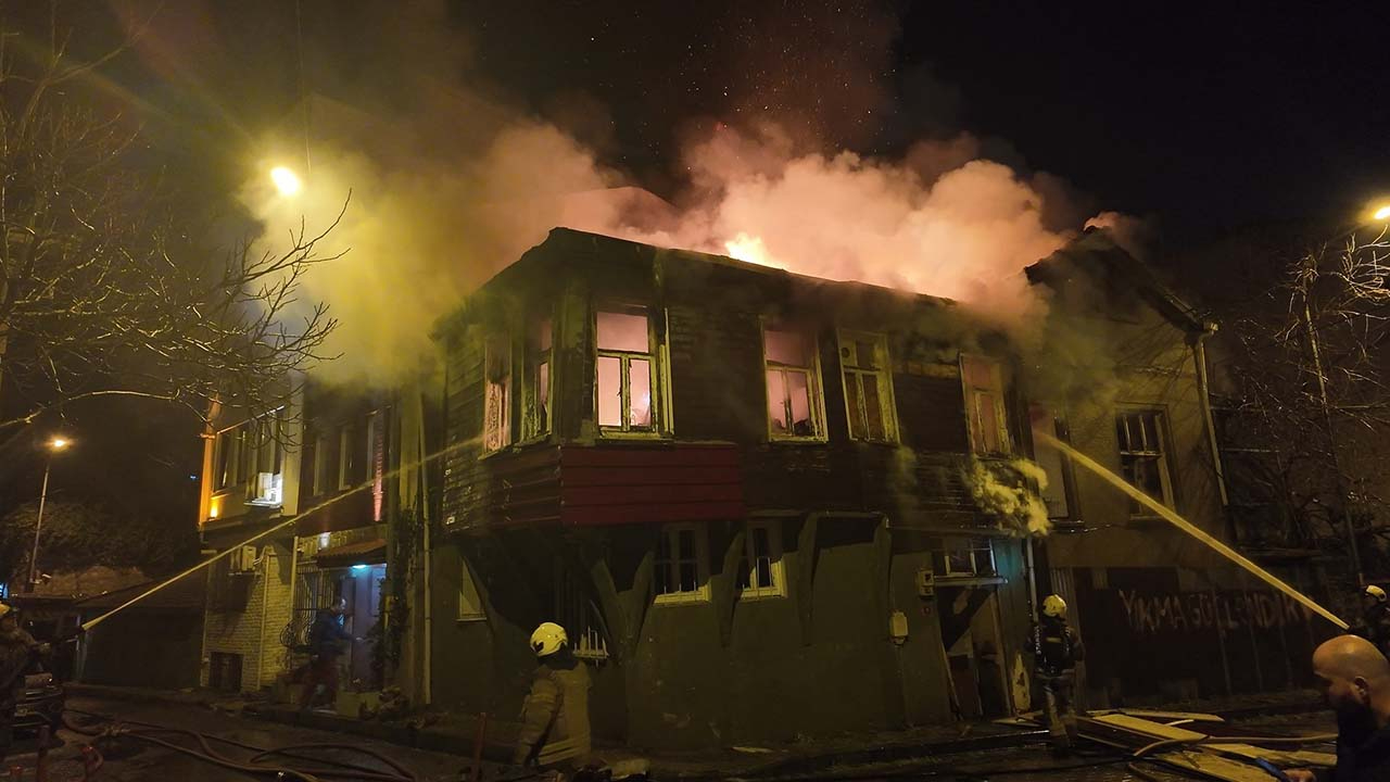 Üsküdar'da tarihi metruk binalarda yangın