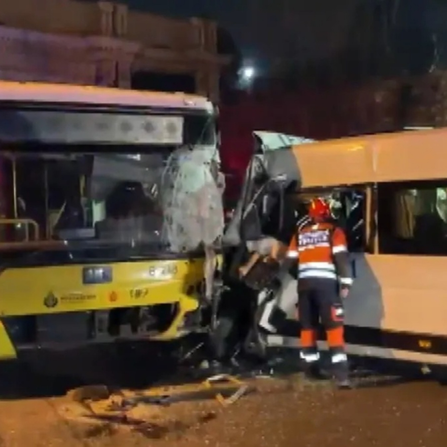 Beşiktaş'ta sabah kaosu: İETT otobüsü ve servis çarpıştı! Trafik akışı tamamen durdu...