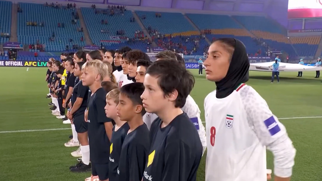İran kadın futbol takımı İran milli marşını söylemedi! Tüm dünyada gündem olan olay