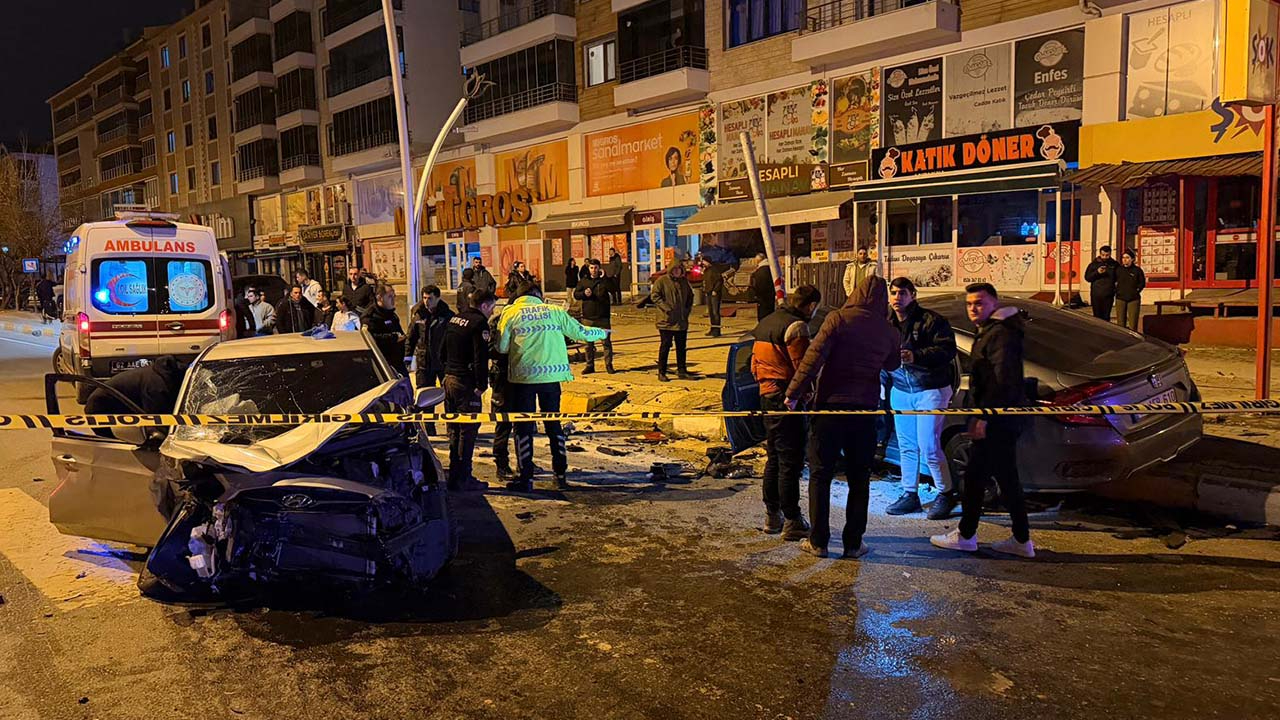 Adres Tunceli: İki otomobil kafa kafaya çarpıştı! 4 yaralı