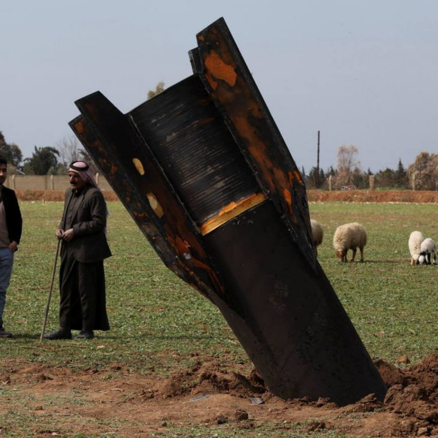 Suriye'nin Kamışlı kentine İran füzesi düştü! Hatıra fotoğrafı yarışına girdiler...