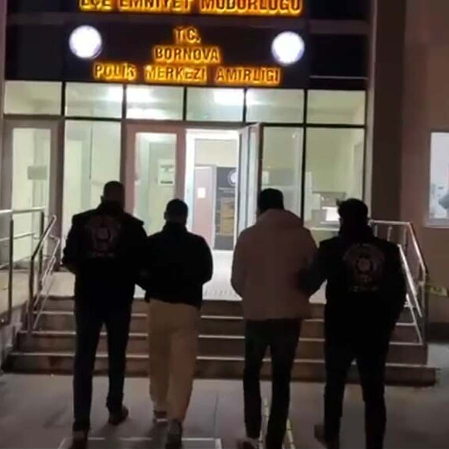 Adres İzmir: kendilerini polis olarak tanıtıp, 2 kişiyi gasp ettiler