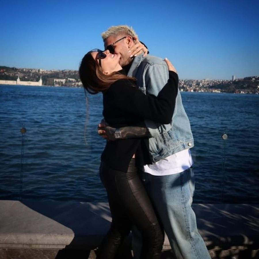 Mauro Icardi, sahilde aşka geldi: China Suarez'i öpmeye doyamadı
