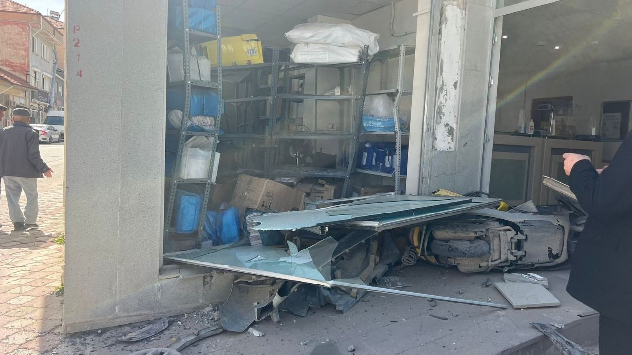 Burdur'da direksiyon başında kalp krizi geçiren sürücü kurtarılamadı