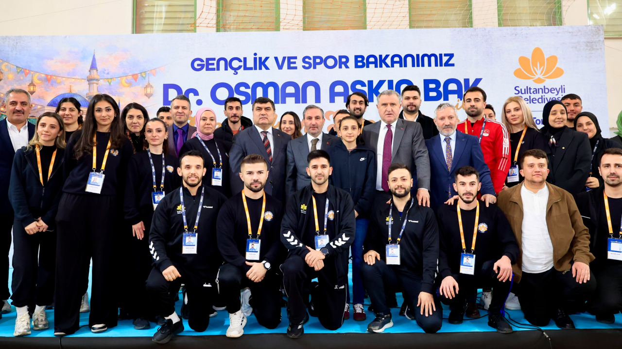 GENÇLİK VE SPOR BAKANI BAK, BİNLERCE GENÇ İLE İFTAR YAPTI