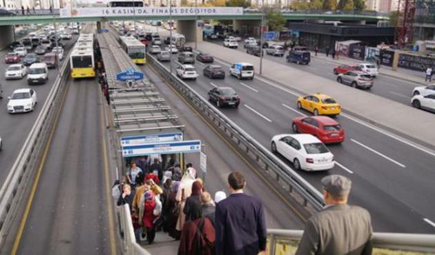Metrobüs girişinde bekliyor, ayda 5 bin lira kazanıyorlar!
