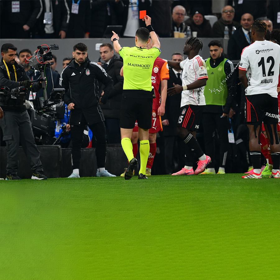 Beşiktaş-Galatasaray derbisi sonrası hakeme sert eleştiri