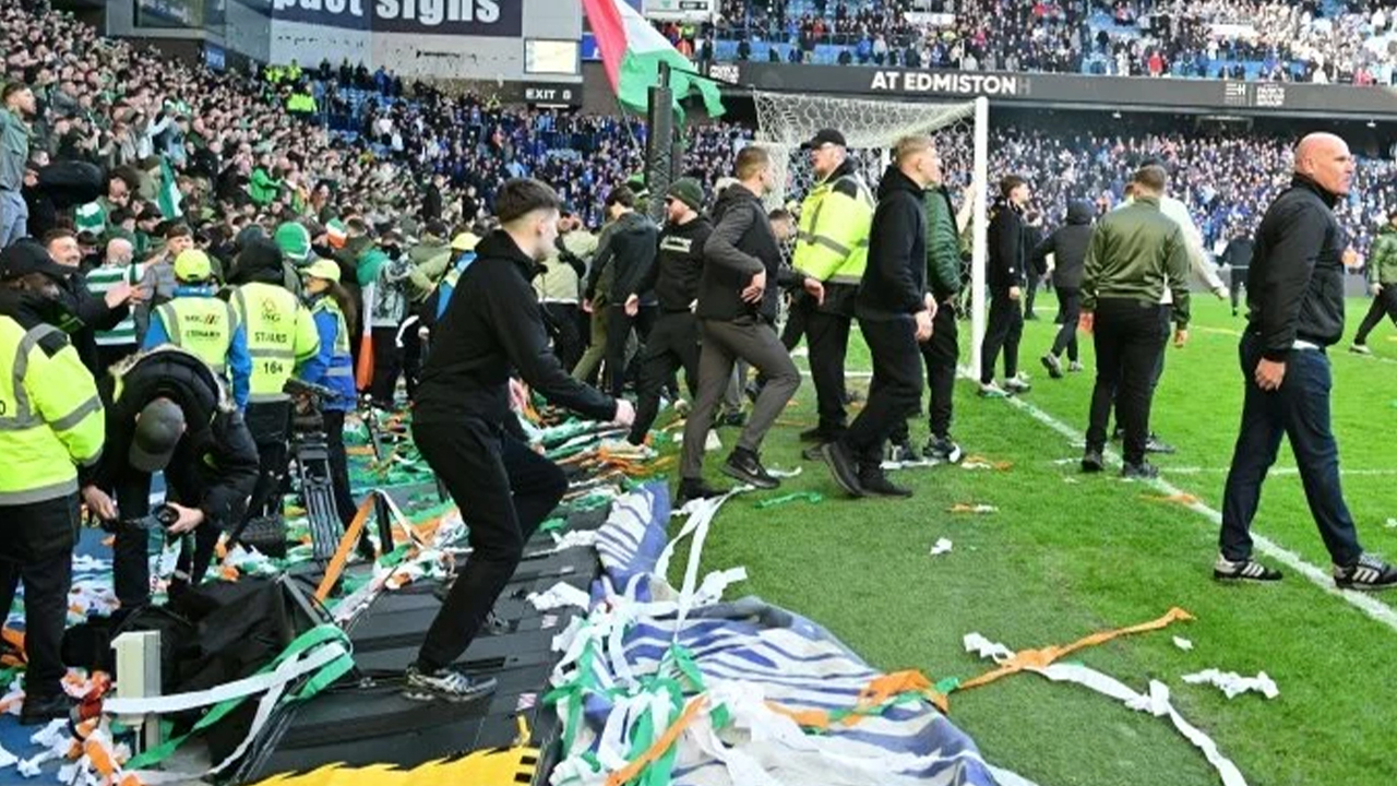 Rangers-Celtic maçında taraftarlar sahaya indi