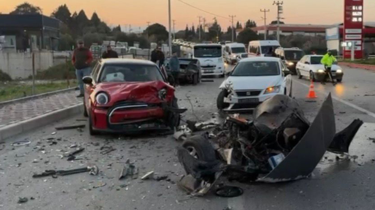 İzmir’de üç aracın karıştığı zincirleme kaza: 3 yaralı