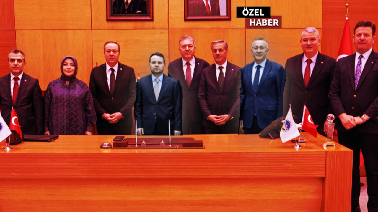 Tedbirli ihraç süreci devam ediyor ama... Adapazarı Belediye Başkanı Mutlu Işıksu'nun Adalet Bakanı ile aynı karede poz vermesi tepki yarattı!