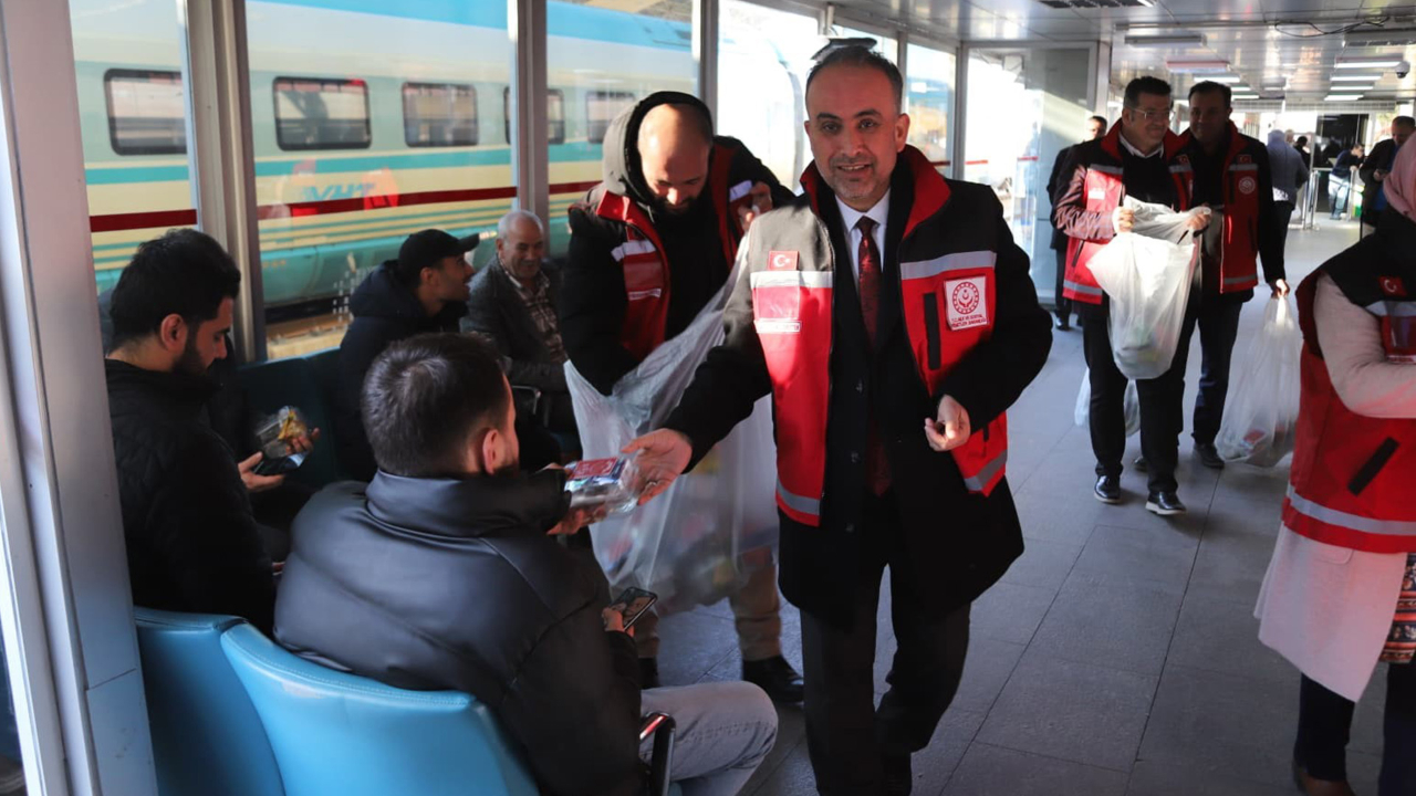 Konya'da iftar vakti yolda olanlara iftarlık ikramı