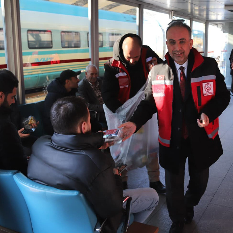 Konya'da iftar vakti yolda olanlara iftarlık ikramı