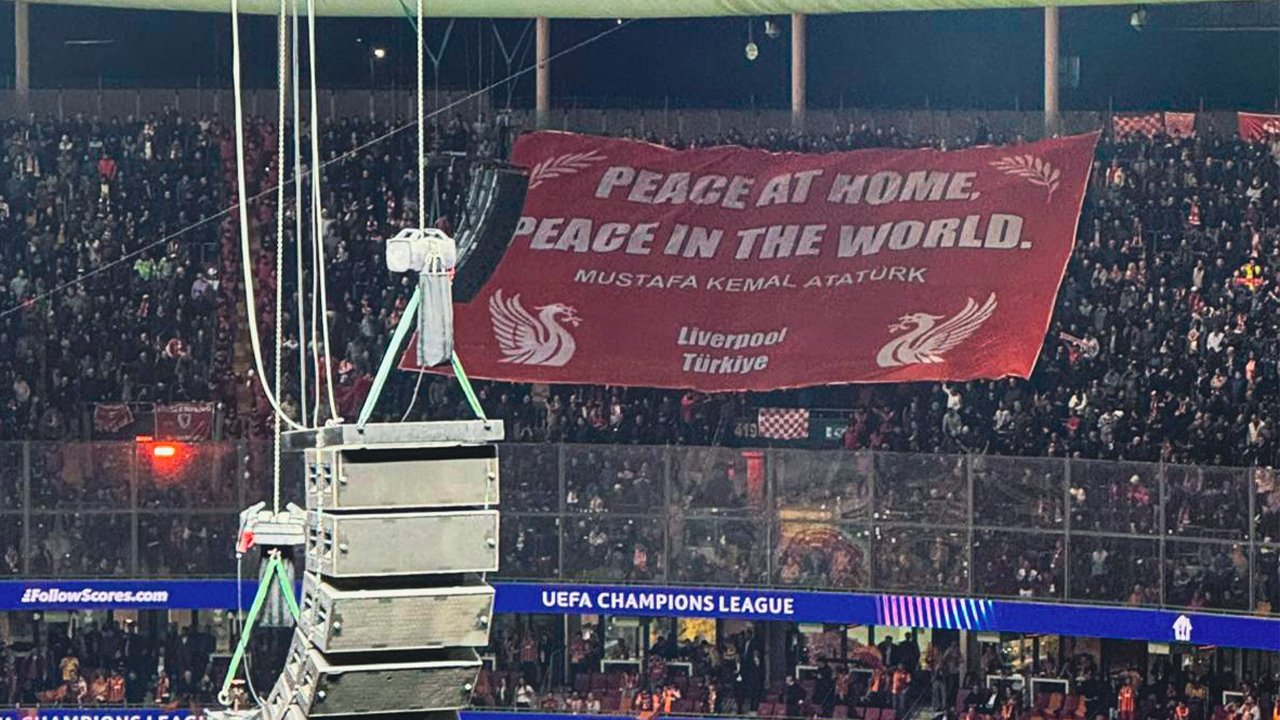 Liverpool taraftarından Atatürk pankartı