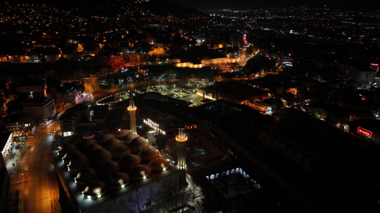 400 yıllık gelenek Ulu Cami’yi aydınlattı