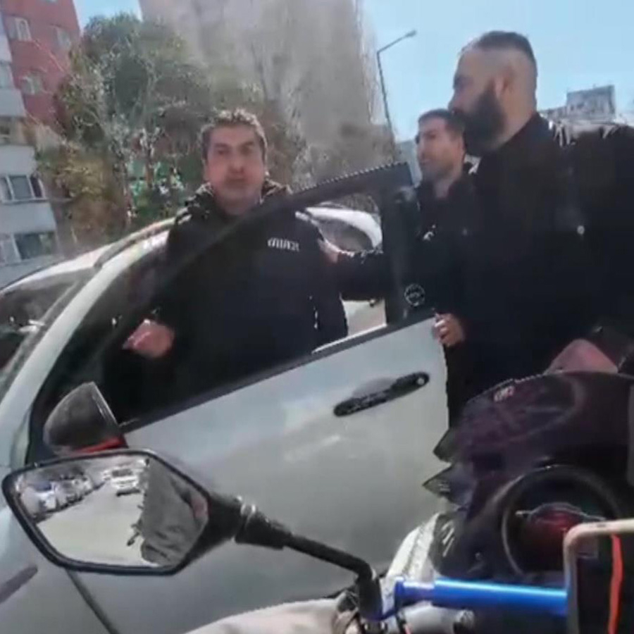 Esenyurt'ta şerit ihlali kavgası: Kuryenin üzerine sopayla yürüdü