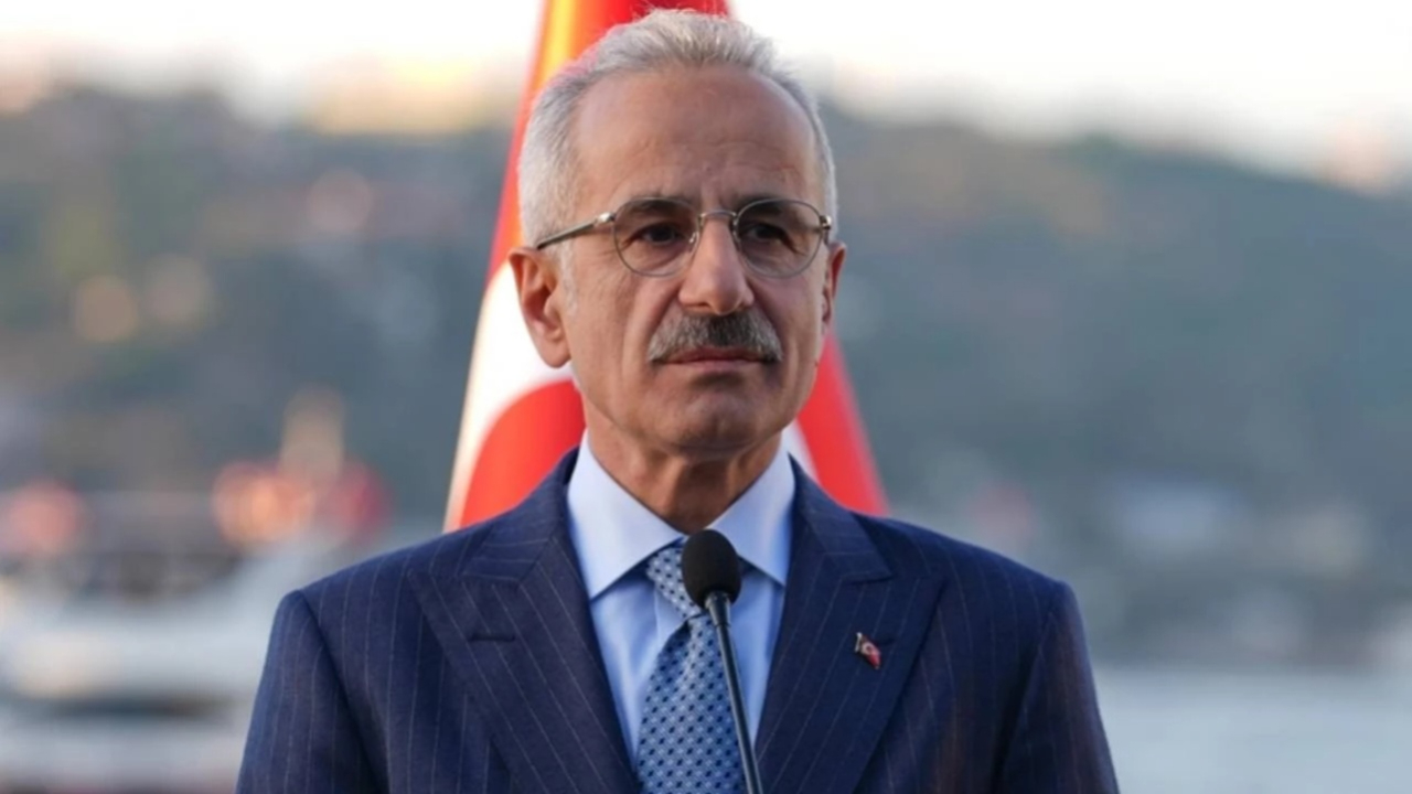 "İrtibat halindeyiz..."Bakan Uraloğlu açıkladı: Hürmüz Boğazı'ndaki 15 adet Türk gemisinin son durumu ne?