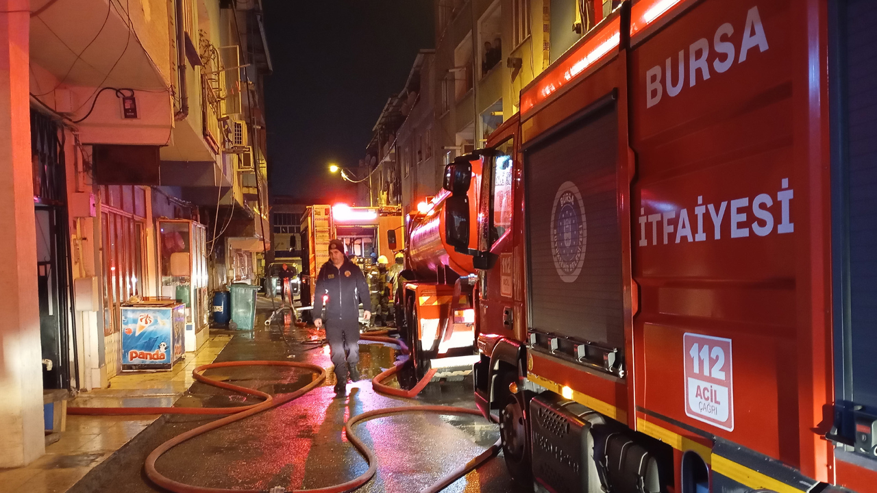 Bursa'da apartmanın çatı katında yangın