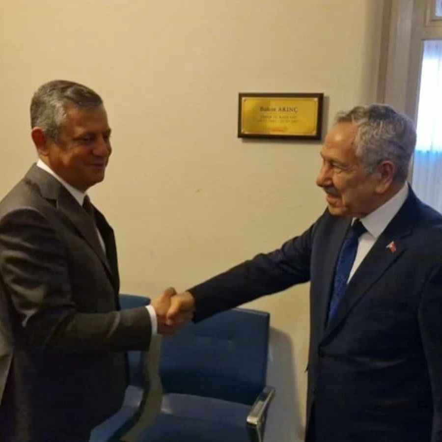 Özgür Özel ve Bülent Arınç Meclis'te baş başa görüştü