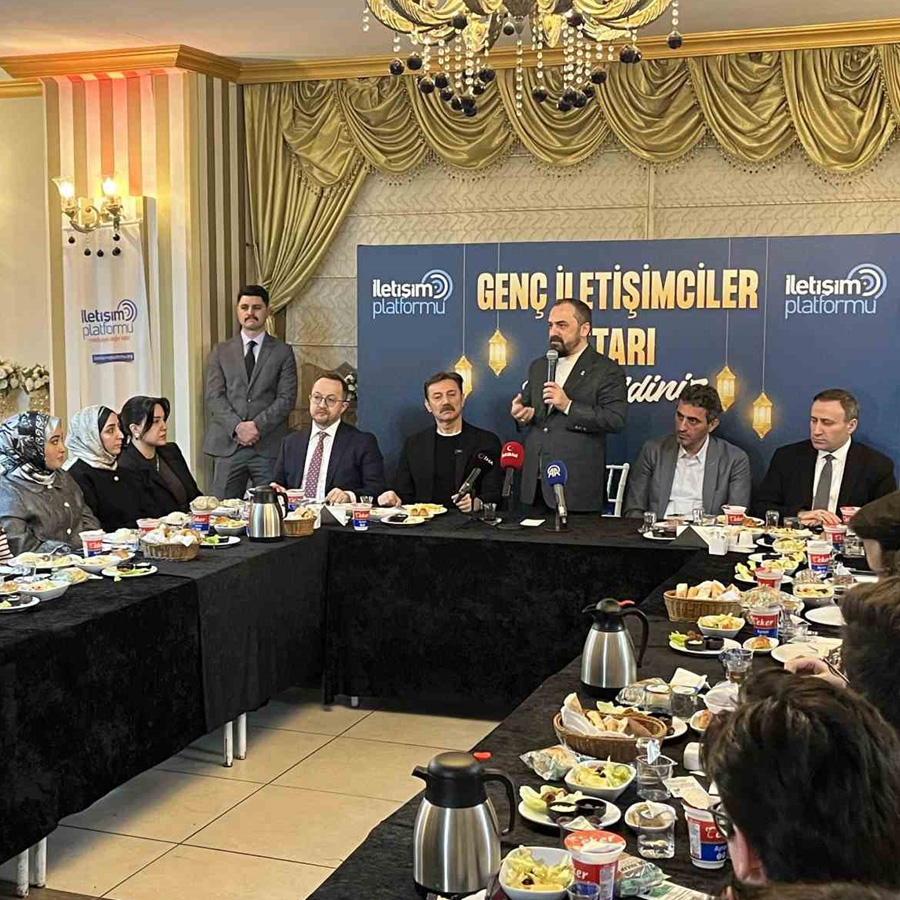 AK Parti'den İstanbul'da iletişim fakültesi öğrencileriyle iftar