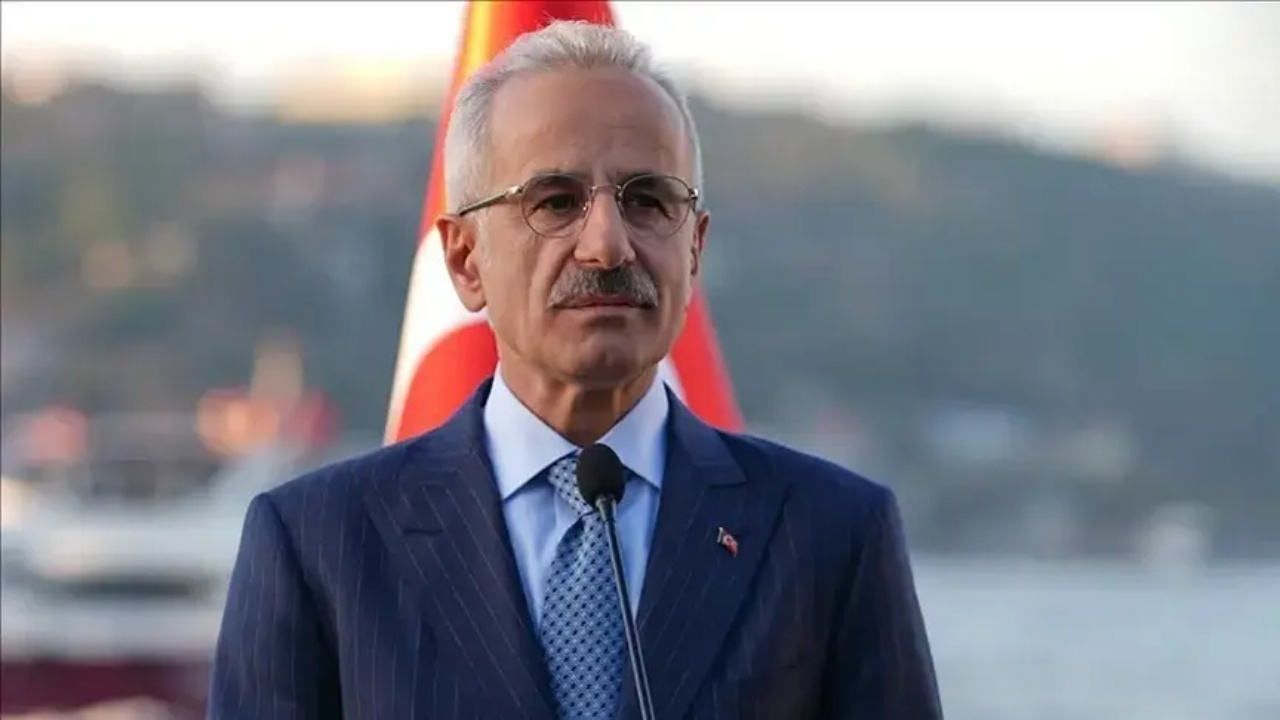 Bakan Uraloğlu duyurdu: 1 gemimiz Hürmüz Boğazı'ndan geçti, 14 gemi bekliyor
