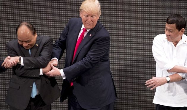 Trump ile Duterte arasında 'el tutuşma' krizi!