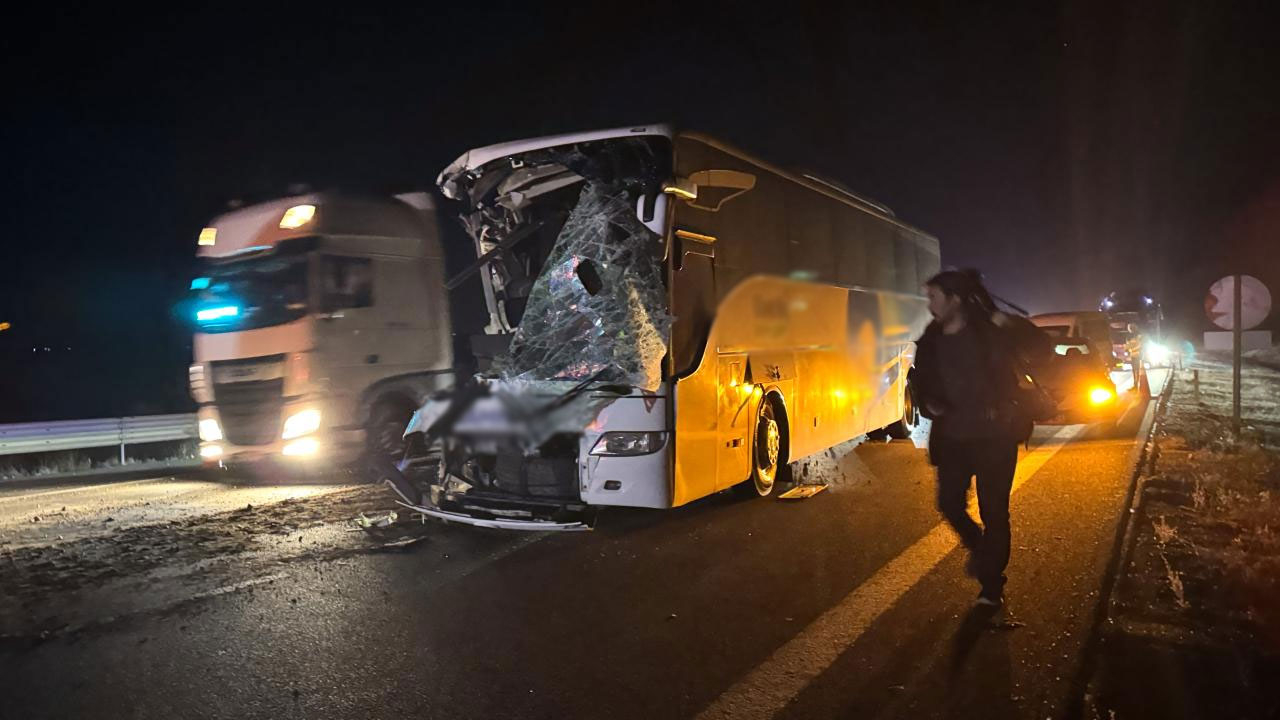 Anadolu Otoyolu'nda otobüs ile çekici çarpıştı: Ölü ve çok sayıda yaralı var