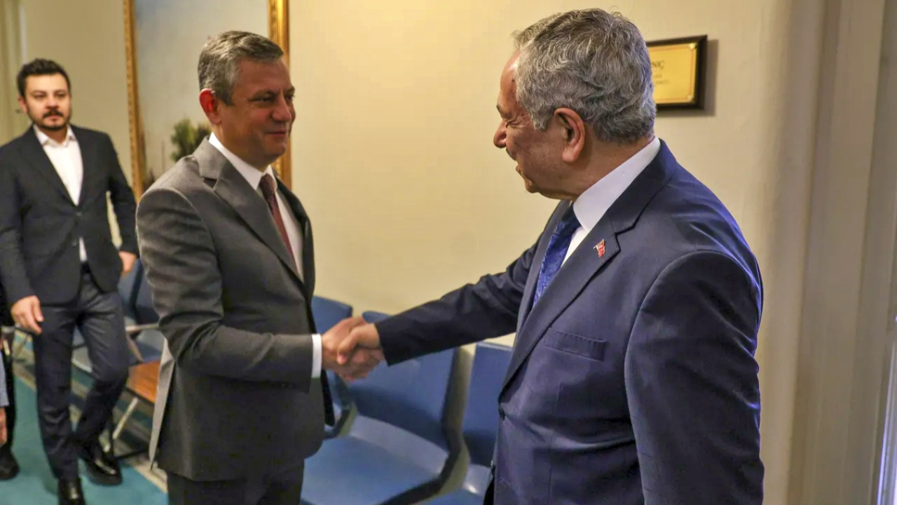 CHP'de Arınç krizi! Özgür Özel'in görüşmesi partiyi karıştırdı...