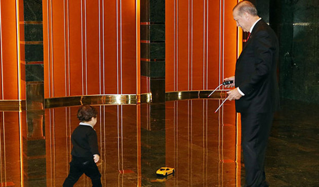 Cumhurbaşkanı Erdoğan'ı hiç böyle görmediniz! Torunu ile Külliye'de...