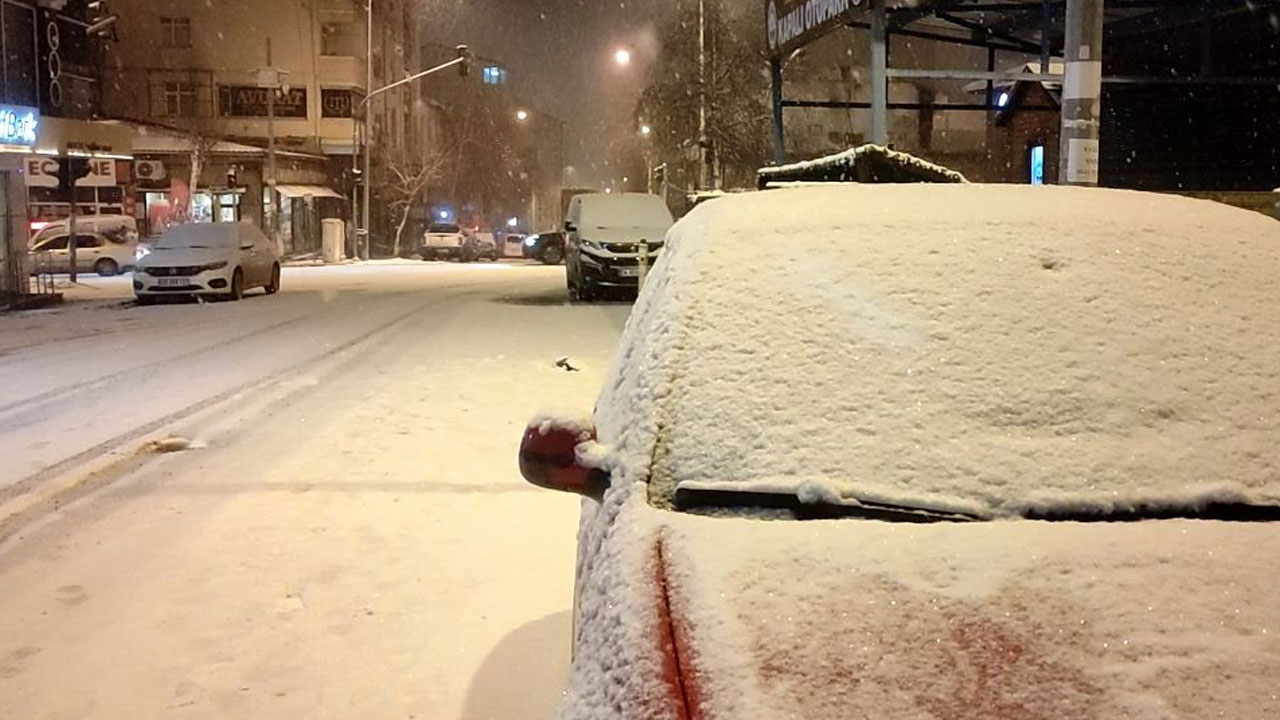 Ardahan’da kar yağışı etkili oldu! Kent beyaza büründü