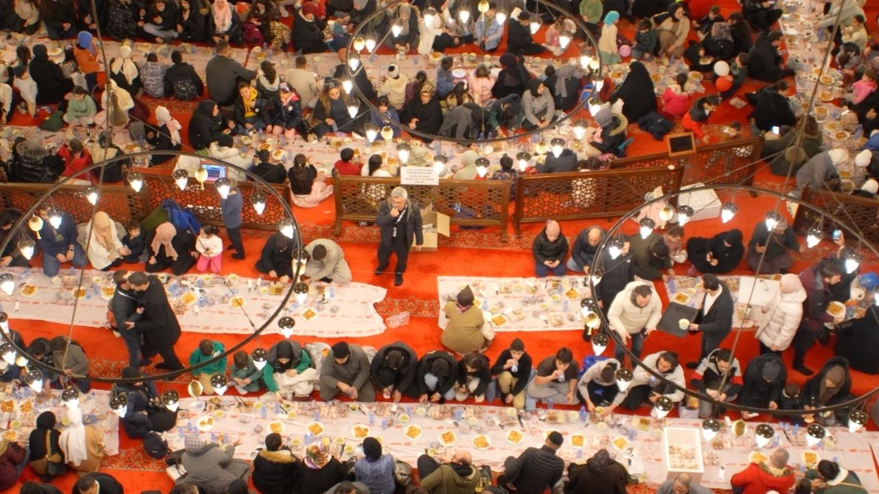 Süleymaniye’de 3 bin çocuk aynı sofrada iftar açtı
