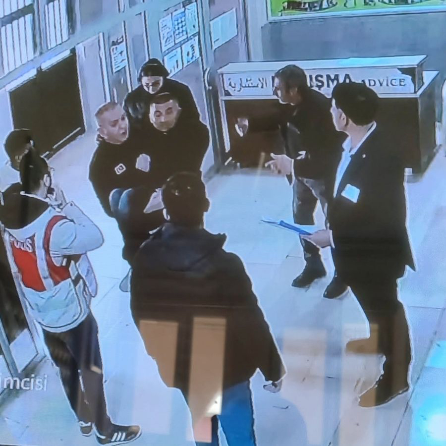 Polisten yürek ısıtan hareket! Tekerleği patlayan engelli vatandaşı kucağında sınava yetiştirdi