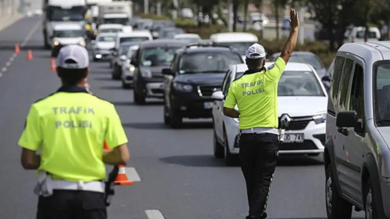 Araçta bu ekranlara sahipseniz dikkat: 1 Nisan'dan itibaren 21 bin tl ceza ve trafikten men
