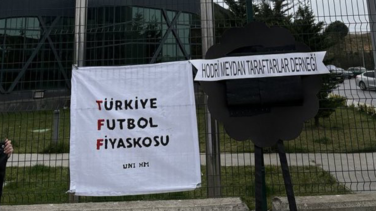 Kocaelispor taraftarından TFF'ye siyah çelenkli protesto