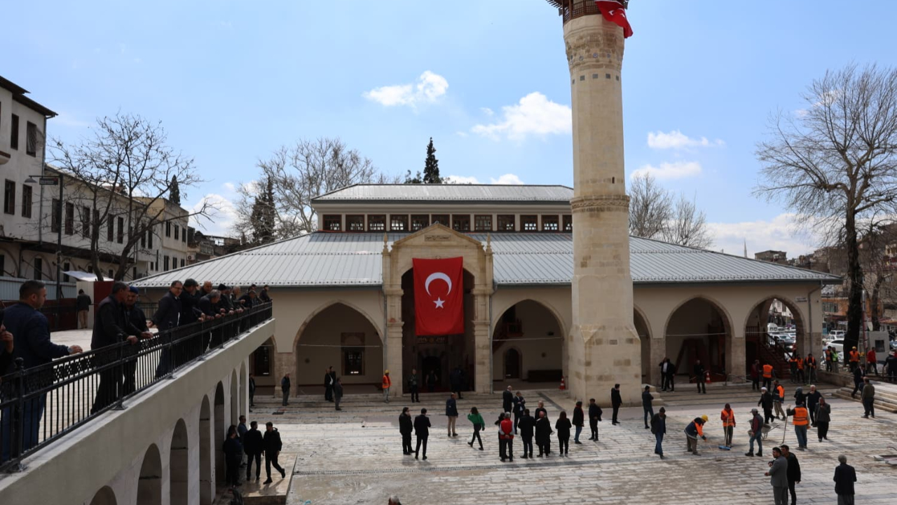 Depremde ağır hasar görmüştü: Asırlık emanet cemaatiyle kavuştu! Kahramanmaraş Ulu Camii Kadir Gecesi'nde yeniden ibadete açıldı